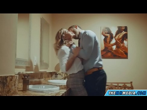 ❤️ Kung ang usa ka busty blonde naghaylo kanimo sa usa ka publiko nga kasilyas ❌ super porn sa amon